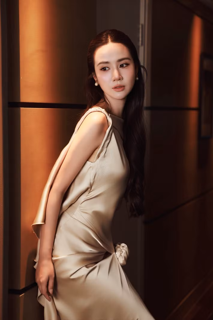 Trong bộ ảnh vừa trình làng, Phan Minh Huyền (Huyền Lizzie) lựa chọn chiếc váy lụa màu be dáng dài với chất liệu mềm mại, ôm trọn đường cong cơ thể.