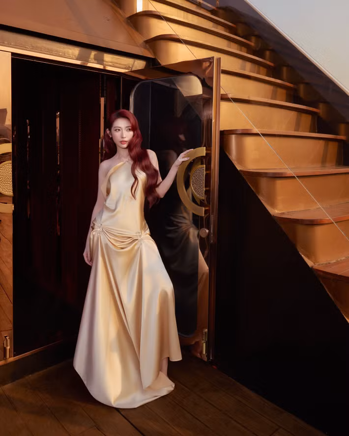 Nhắc đến Khổng Tú Quỳnh khán giả không thể quên hình tượng “công chúa dâu tây” ngọt ngào đã gắn liền với cô từ những ngày đầu bước chân vào showbiz.