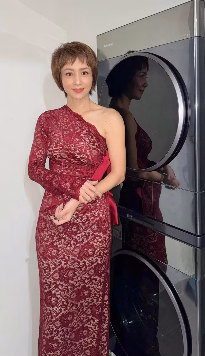 Dù đã giải nghệ thể thao từ lâu, Nguyễn Thúy Hiền vẫn giữ cho mình thói quen vận động và lối sống lành mạnh. Nhờ vậy, cô luôn duy trì được thân hình săn chắc, gọn gàng. Ở tuổi tứ tuần, “nữ hoàng Wushu” vẫn tự tin khoe đường cong quyến rũ mà không cần đến bất kỳ sự chỉnh sửa nào.