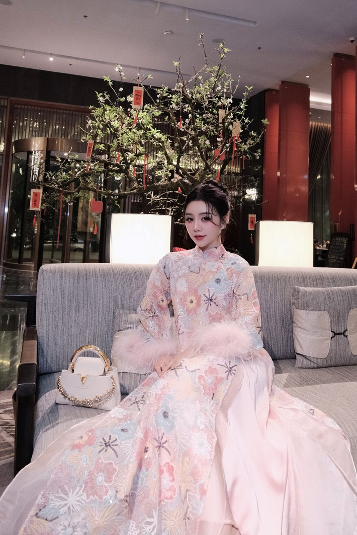 Những ngày qua, bộ phim truyền hình "Bước chân vào đời" đang trở thành tâm điểm chú ý của khán giả màn ảnh nhỏ. Trong phim, Quỳnh Kool đảm nhận vai Thương – người chị cả tần tảo trong một gia đình nghèo khó, mồ côi cha mẹ, phải gánh vác trách nhiệm nuôi dạy hai người em đang tuổi nổi loạn.