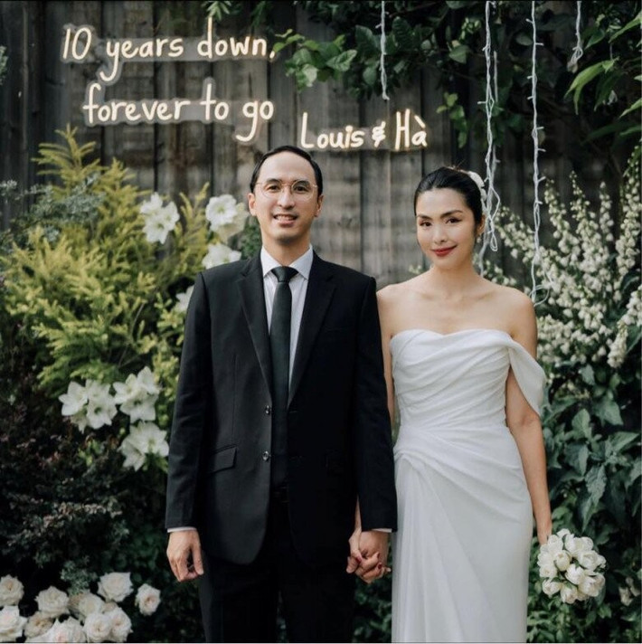 Gia đình nhỏ của họ thường xuyên có những chuyến đi dã ngoại, trekking hay cắm trại giữa thiên nhiên. Những hình ảnh đời thường ấy góp phần khắc họa rõ nét một cuộc sống đủ đầy nhưng vẫn rất đỗi bình dị.