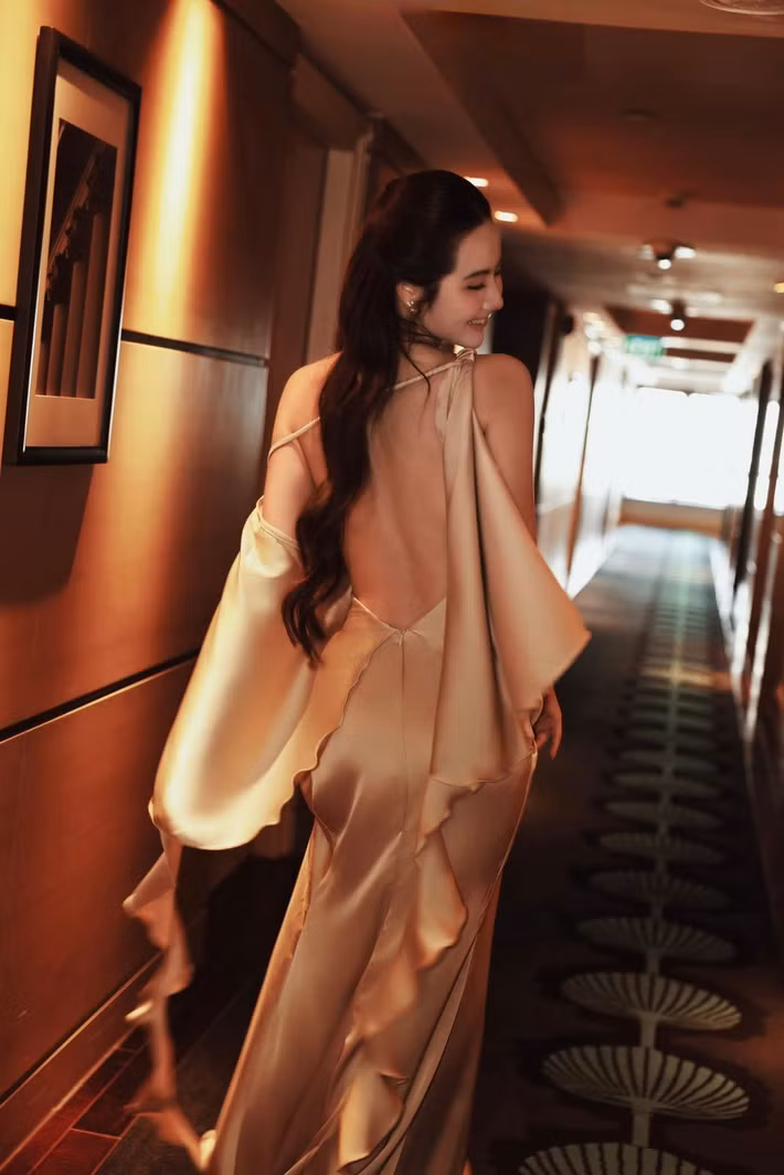 Nhờ hình thể cân đối, Phan Minh Huyền thường ưu ái các thiết kế ôm sát hoặc cắt xẻ tinh tế để tôn lên đường cong cơ thể.