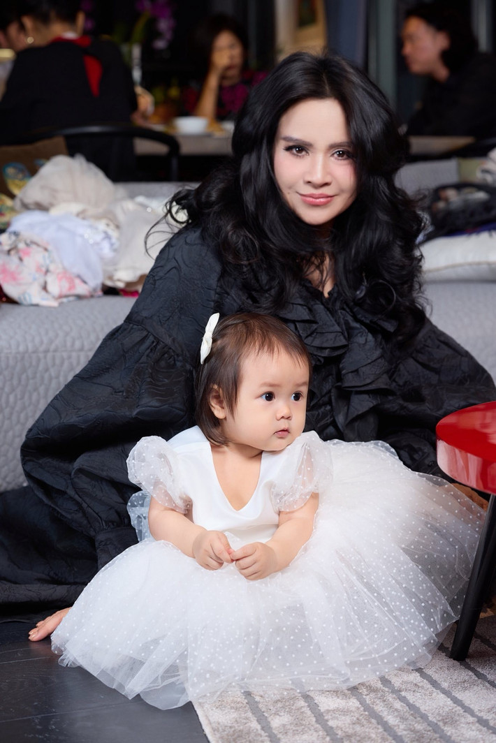 Trải qua thời gian, nét đẹp của nữ diva không hề phai nhạt mà ngày càng mặn mà, cuốn hút.