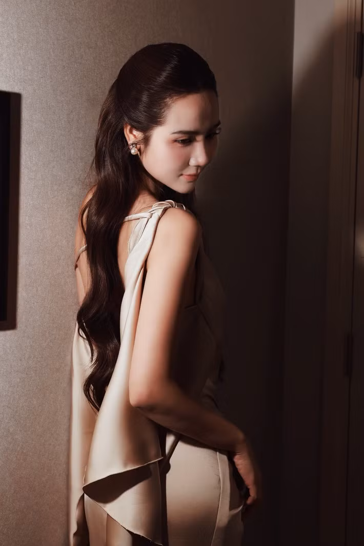 Đằng sau vóc dáng ấn tượng là chế độ sinh hoạt khoa học và kiên trì. Nữ diễn viên không theo đuổi việc ăn kiêng khắt khe mà chú trọng tập luyện đều đặn với nhiều bộ môn như yoga, gym, pilates và bơi lội.