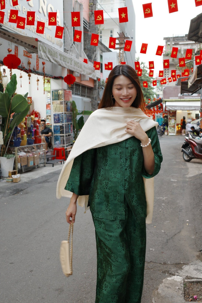 Ở những tháng cuối của thai kỳ, Quỳnh Châu vẫn tự tin diện nhiều kiểu trang phục, cô vẫn đi dự sự kiện, đi du lịch,...