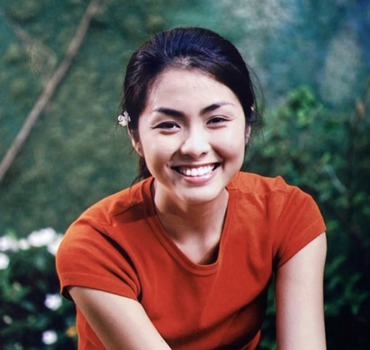 Nếu Kim Tuyến mang vẻ đẹp sắc sảo, trưởng thành thì "ngọc nữ" Tăng Thanh Hà lại nổi bật với nét trong trẻo, thanh lịch rất riêng. Không cần lớp trang điểm đậm, cô vẫn gây ấn tượng với làn da mịn, sống mũi thanh tú và nụ cười rạng rỡ.