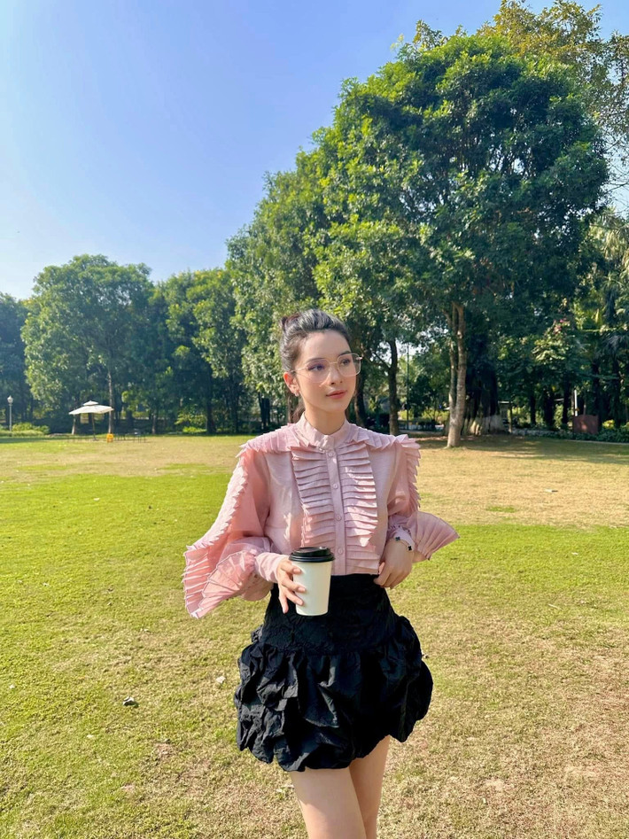 Ở thời điểm hiện tại, nữ diễn viên gần như ưu tiên toàn bộ thời gian cho gia đình, đặc biệt là con gái nhỏ. Cô cũng cho biết chưa vội vàng trở lại guồng quay công việc trong năm 2026, thay vào đó muốn tận hưởng trọn vẹn hành trình làm mẹ.