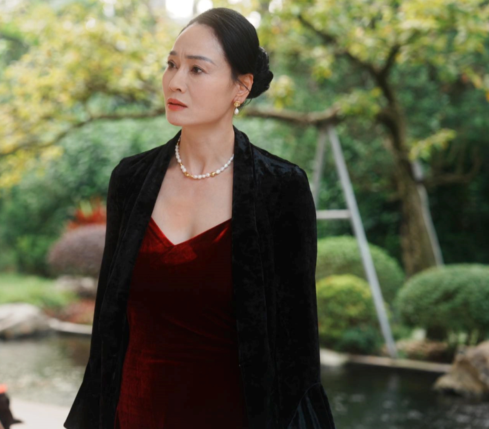 Trở lại màn ảnh với vai bà Dung trong bộ phim "Bước chân vào đời", NSƯT Quách Thu Phương nhanh chóng thu hút sự chú ý của khán giả.