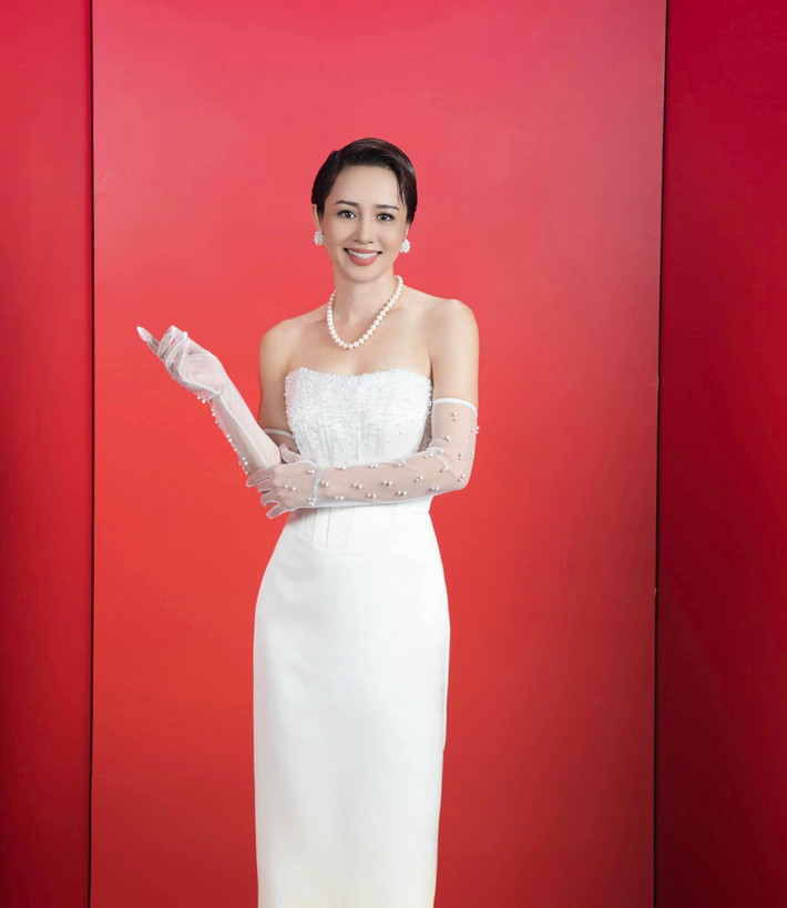 Qua tuổi 40, cô vẫn duy trì vẻ ngoài trẻ trung, thần thái tươi tắn và phong thái tự tin chẳng kém một nghệ sĩ nổi tiếng.