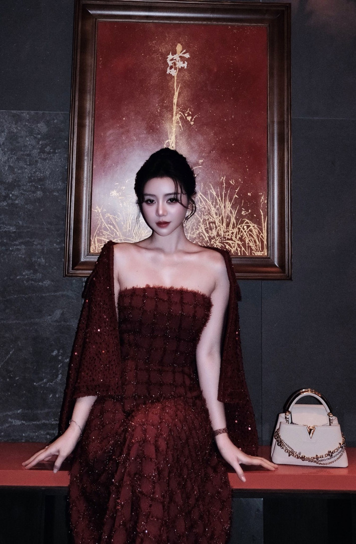 Khán giả dễ dàng nhận thấy một Quỳnh Kool hiện đại, quyến rũ khác xa với hình ảnh người chị tảo tần trên phim.