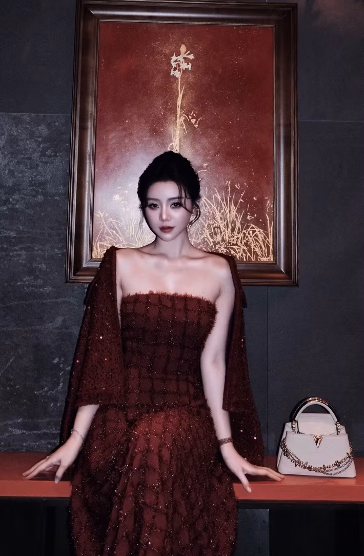 Khán giả dễ dàng nhận thấy một Quỳnh Kool hiện đại, quyến rũ khác xa với hình ảnh người chị tảo tần trên phim.