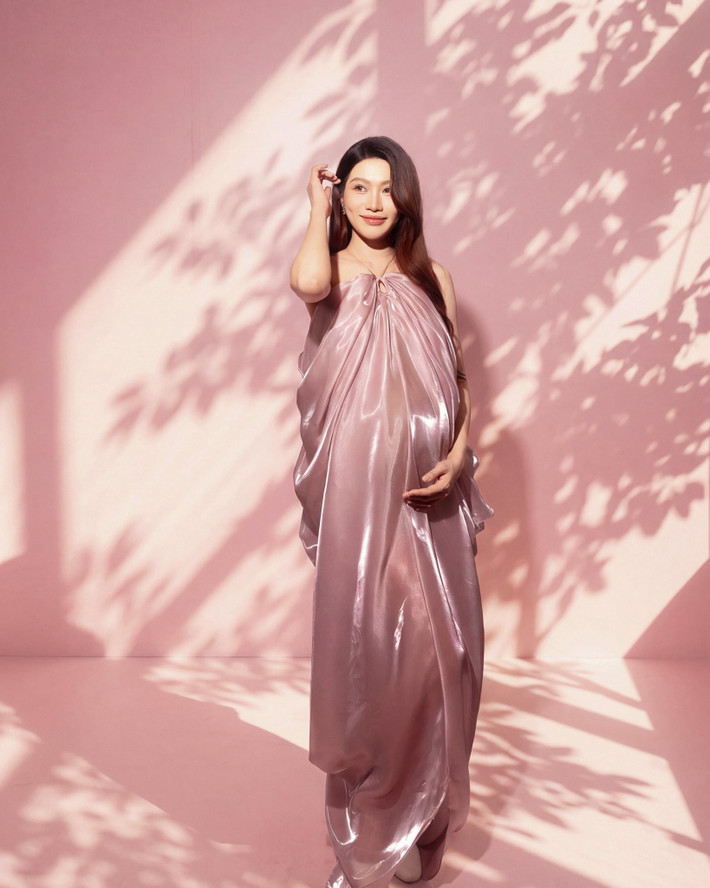 Bên cạnh gu thời trang tinh tế, nhan sắc rạng rỡ của Quỳnh Châu cũng là điều khiến nhiều khán giả chú ý.