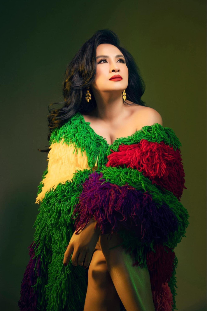 Phong cách thời trang của Thanh Lam cũng là điểm nhấn riêng biệt. Chị không ngại thử nghiệm những thiết kế độc đáo, từ áo khoác màu nổi đến những chiếc đầm rộng với họa tiết ấn tượng.