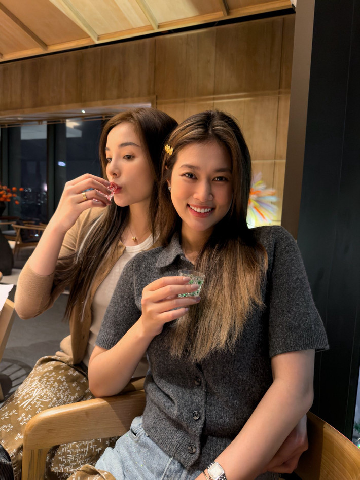 Một số chi tiết như sử dụng đồ đôi, theo dõi nhau trên các nền tảng cá nhân hay luôn đồng hành trong nhiều hoạt động càng khiến khán giả đặt dấu hỏi.