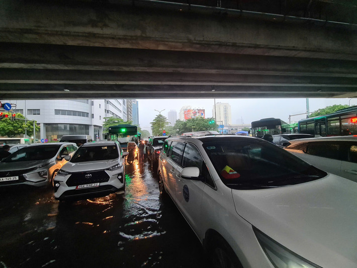 Khu vực cầu vượt Mai Dịch, một số xe ô tô chết máy, chặn ngay lối lên cầu khiến các phương tiện di chuyển càng thêm khó khăn.