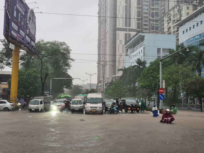 Dự báo trong 3-6h tới, trên địa bàn thành phố Hà Nội tiếp tục có mưa vừa, mưa to và giông, lượng mưa phổ biến 50-100mm cục bộ có nơi mưa rất to trên 150mm; từ chiều tối và đêm mưa giảm nhanh.