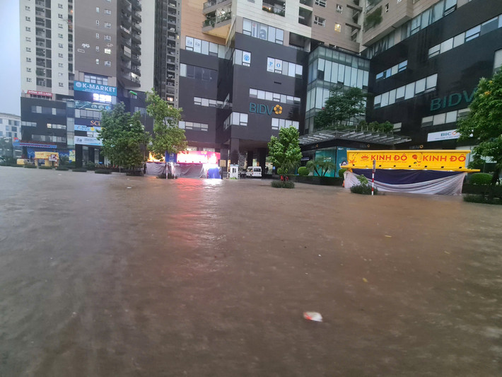 Theo Trung tâm Dự báo khí tượng thủy văn, lượng mưa 6 giờ qua phổ biến từ 50-100mm, có nơi cao hơn như trạm Sóc Sơn 157,2mm, trạm Mễ Trì 100,2mm…