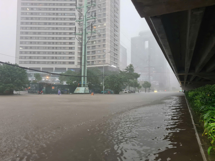 Danh sách các điểm có nguy cơ ngập úng tại thành phố Hà Nội ngày 7/10: Trần Vũ, Cao Bá Quát, Liễu Giai, phố Đội Cấn, Ngọc Khánh, Đào Tấn, Phùng Hưng, Bát Đàn, Đường Thành, ngã tư Tràng Tiền -Hàng Bài, Nguyễn Hữu Huân, Tông Đản, Đinh Liệt, Tạ Hiện – Lương Ngọc Quyền, Nguyễn Siêu – ngõ Gạch, Ngã tư Phan Bội Châu - Lý Thường Kiệt, Quang Trung, Thợ Nhuộm, Vân Hồ, Nguyễn Công Trứ, ngã 5 Bà Triệu, Lò Đúc, Liên Trì – Nguyễn Gia Thiều;