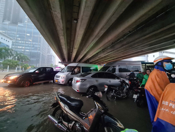 Trước cửa bến xe Mỹ Đình, hướng Nguyễn Hoàng đi Tôn Thất Thuyết các phương tiện đều phải dừng lại vì đoạn qua đường Phạm Hùng ngập sâu đến gần 1m.