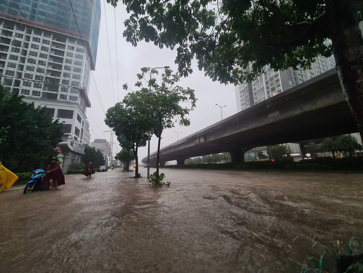 Đường ngập như sông, đi lại rất nguy hiểm.