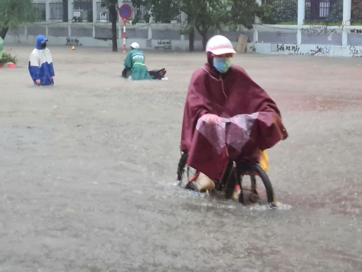 Khu vực đường Tôn Thất Thuyết ngập sâu. Chỉ còn xe đạp là vẫn đi được trên đường ngập nước.
