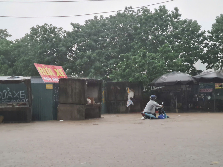 Hầm chui dân sinh qua Đại lộ Thăng Long, Quan Nhân, Nguyễn Tuân, Nguyễn Trãi, Lê Văn Lương, Tố Hữu, Cự Lộc, Lương Thế Vinh, Nguyễn Huy Tưởng, Vương Thừa Vũ, Bùi Xương Trạch; Triều Khúc, Giải Phóng, Tân Mai, Nguyễn Chính, Lĩnh Nam, Định Công, Nguyễn Xiển, Linh Đàm, Lê Trọng Tấn, Vạn Phúc, Nguyễn Văn Trỗi, Mỗ Lao, Phan Đình Giót, Ngô Thì Nhậm, Tố Hữu, Chiến Thắng, Khu đô thị Văn Phú, Tô Hiệu, Yên Nghĩa, Hoa Lâm, gầm Cầu Chui, Ngọc Lâm, Hoàng Như Tiếp, Đàm Quang Trung, Cổ Linh…