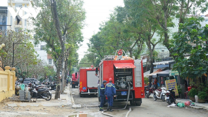 Cảnh sát phòng cháy chữa cháy đến hiện trường Theo người dân sống gần đó, khoảng 8h sáng, họ phát hiện ngọn lửa phát ra từ tầng 4 của ngôi nhà, kèm nhiều tiếng nổ lớn. Chỉ vài phút sau, ngọn lửa bùng lên dữ dội, khói đen bao trùm cả khu vực nên đã gọi điện báo cơ quan chức năng.