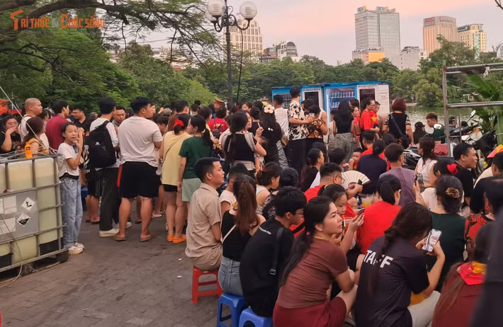 Trước đó, theo UBND TP Hà Nội, vào lúc 21 tối nay, UBND thành phố sẽ tổ chức bắn pháo hoa tại 6 trận địa. Trong đó, 2 điểm bắn pháo hoa tầm cao kết hợp tầm thấp và hỏa thuật gồm: trước trụ sở báo Hà Nội Mới và trước Bưu điện Hà Nội (quận Hoàn Kiếm).