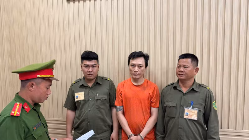 Bắt tạm giam người đàn ông đập vỡ kính xe tải gây rối trật tự công cộng