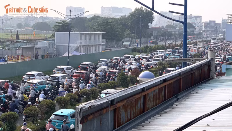 Thi công metro số 2 gây ùn tắc kéo dài tại trung tâm TP HCM
