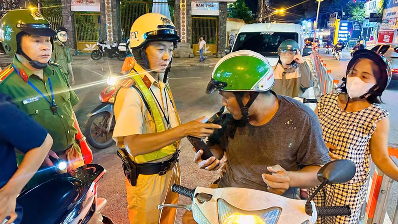 Tuần tra đêm, CSGT xử lý hàng loạt vi phạm nồng độ cồn