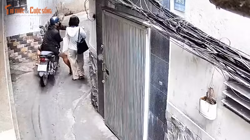 Chớp thời cơ bắt giữ nghi phạm cướp giật điện thoại tại TP HCM