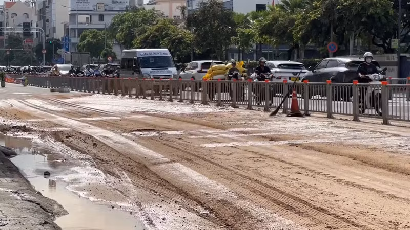Truy tìm “thủ phạm” khiến nhiều người đi xe máy bị ngã trên đường Cộng Hòa