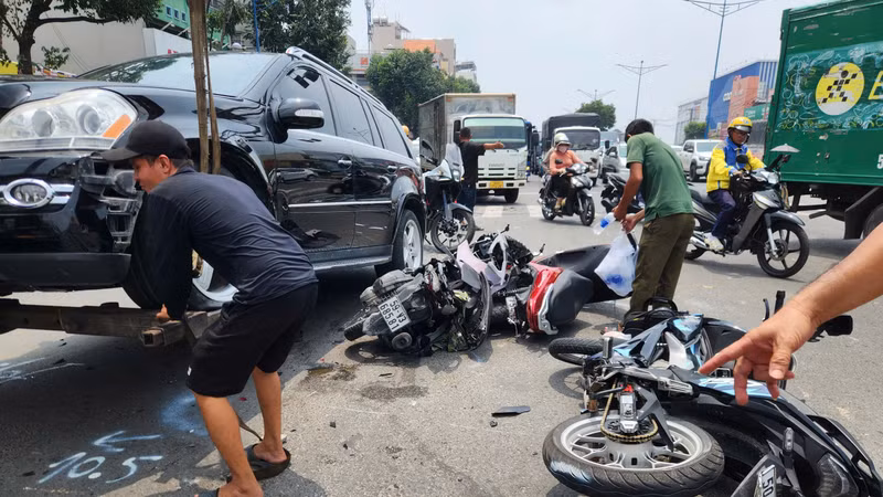 Hiện trường hỗn loạn sau vụ Mercedes tông loạt xe máy chờ đèn đỏ