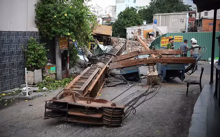 Khối sắt khổng lồ rơi xuống đường ở TP HCM, không có thương vong