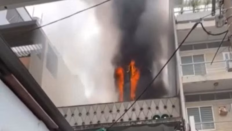Cháy lớn tại cơ sở sản xuất ở TP HCM, công nhân tháo chạy hoảng loạn