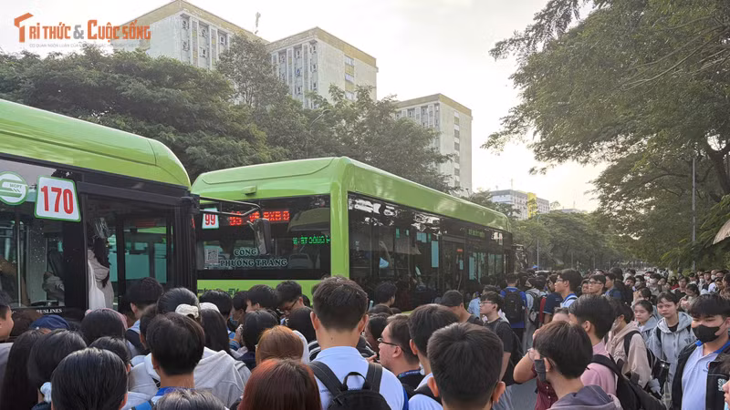 Kẹt xe buýt tại KTX khu B khiến sinh viên chật vật đến trường
