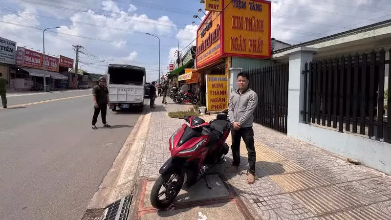 Công an TP HCM bắt nhanh nghi phạm cướp tiệm vàng tại Tân Khánh