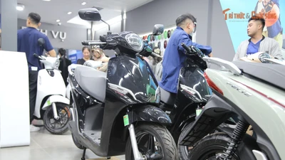 Giá xăng tăng, người Hà Nội đổ xô tìm mua xe điện