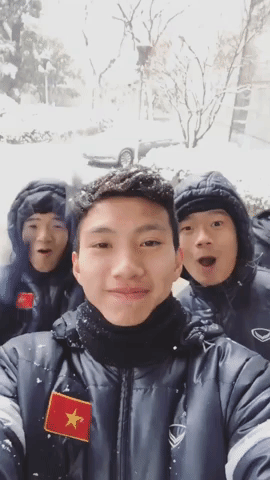 Cũng sở hữu đôi mắt híp dễ thương cứ cười là quên luôn thế giới, đã vậy còn ngoại hình 8 múi chuẩn mực, không có lý do gì để chi em bỏ qua Đức Chinh.