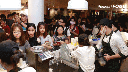 Nhắc đến trà sữa, đương nhiên các thương hiệu đến từ trà sữa Đài Loan sẽ được ưu ái hơn. Bởi vì nơi đây là “cái nôi” của món thức uống lừng danh này. Và những ngày qua Ten Ren, thương hiệu trà và cà phê được xếp vào hàng nổi tiếng nhất ở xứ Đài đã được nhượng quyền và vừa khai trương chính thức tại Sài Gòn những ngày tháng 11 vừa rồi. Nhắc đến trà sữa, đương nhiên các thương hiệu đến từ trà sữa Đài Loan sẽ được ưu ái hơn. Bởi vì nơi đây là “cái nôi” của món thức uống lừng danh này. Và những ngày qua Ten Ren, thương hiệu trà và cà phê được xếp vào hàng nổi tiếng nhất ở xứ Đài đã được nhượng quyền và vừa khai trương chính thức tại Sài Gòn những ngày tháng 11 vừa rồi.