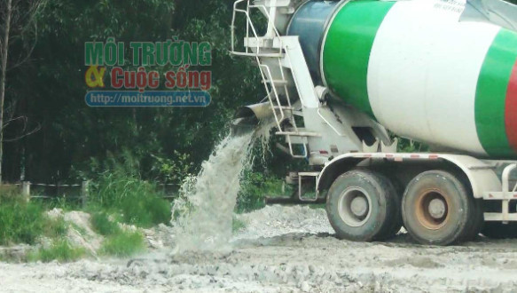 Trạm trộn bê tông Đại Lộc Phát ngang nhiên hủy hoại môi trường - Hình 2 Tram tron be tong Dai Loc Phat ngang nhien huy hoai moi truong-Hinh-2