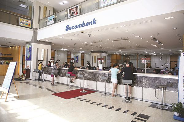 Khách hàng giao dịch tại Sacombank. Ảnh: Thành Hoa Khách hàng giao dịch tại Sacombank. Ảnh: Thành Hoa