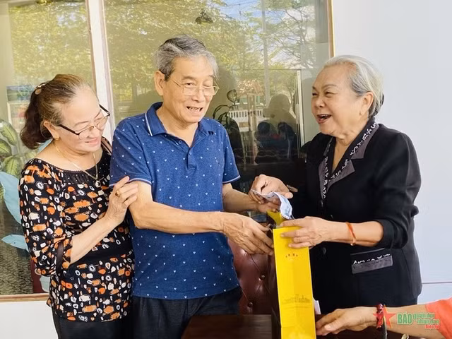 Bà Hoàng Thị Khánh (ngoài cùng, bên phải) thăm, tặng quà gia đình cựu tù Côn Đảo ở huyện Côn Đảo, tỉnh Bà Rịa-Vũng Tàu. Ảnh: Đình Hùng.