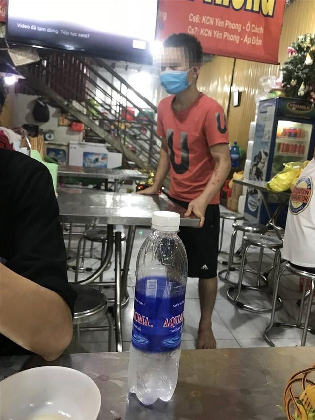 Cận cảnh những vết thương của 2 nhân viên bị nữ chủ quán bánh xèo tra tấn - Hình 3 Can canh nhung vet thuong cua 2 nhan vien bi nu chu quan banh xeo tra tan-Hinh-3