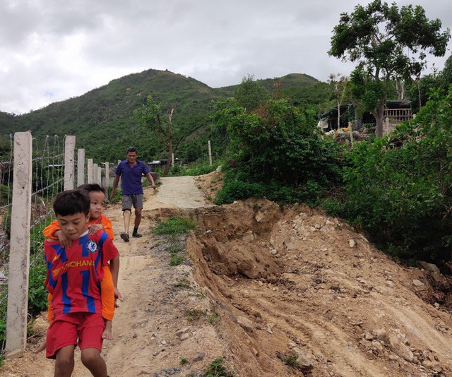 Khu biệt thự Sea Park Nha Trang dựng hàng rào chặn đường đi lại của dân - Hình 4 Khu biet thu Sea Park Nha Trang dung hang rao chan duong di lai cua dan-Hinh-4