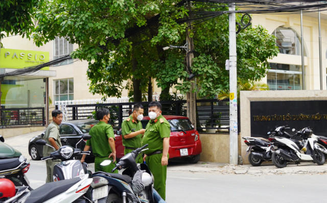 Cận cảnh hàng trăm cảnh sát phong toả, kiểm tra công ty Home Credit - Hình 8 Can canh hang tram canh sat phong toa, kiem tra cong ty Home Credit-Hinh-8