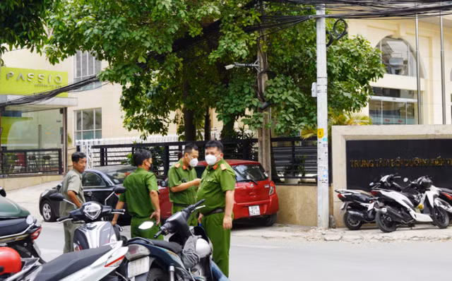 Can canh hang tram canh sat phong toa, kiem tra cong ty Home Credit-Hinh-8