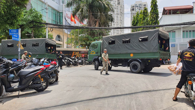 Cận cảnh hàng trăm cảnh sát phong toả, kiểm tra công ty Home Credit - Hình 3 Can canh hang tram canh sat phong toa, kiem tra cong ty Home Credit-Hinh-3