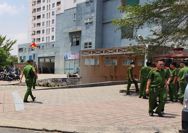 Cận cảnh hàng trăm cảnh sát phong toả, kiểm tra công ty Home Credit - Hình 7 Can canh hang tram canh sat phong toa, kiem tra cong ty Home Credit-Hinh-7
